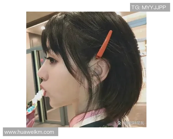 足球场上的魅力风采短发女星展现青春活力与时尚魅力